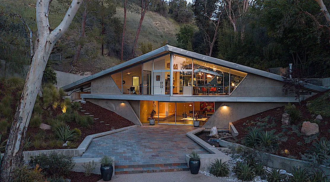 The ‘Triangle House’ is Set in a Picturesque Spot Between Two Hills in Tarzana, California