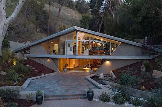 The ‘Triangle House’ is Set in a Picturesque Spot Between Two Hills in Tarzana, California