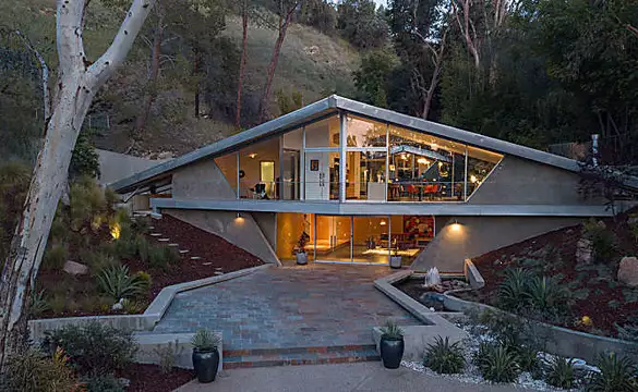 The ‘Triangle House’ is Set in a Picturesque Spot Between Two Hills in Tarzana, California