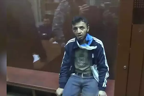 Strage a Mosca, uno dei presunti terroristi seduto in tribunale col volto tumefatto: "Non parla russo"