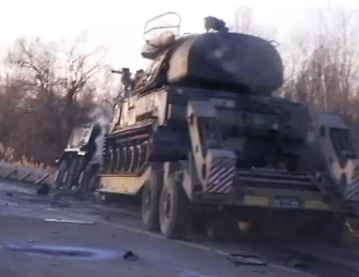 La destrucción de un convoy en la vía que conduce a Kyiv, Ucrania | Video