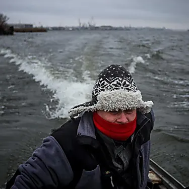 Snipers and icy water: Ukrainians risk Dnipro river crossings