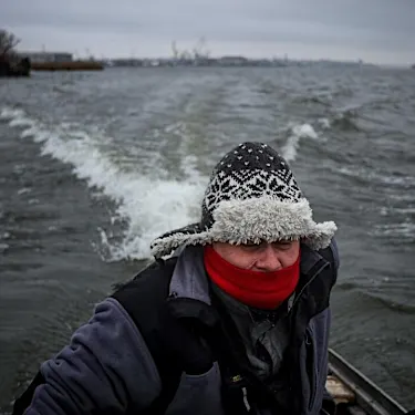 Snipers and icy water: Ukrainians risk Dnipro river crossings