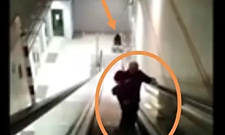 Μετρό Τορίνο, ο ανελκυστήρας είναι σπασμένος: ο μπαμπάς παίρνει την ανάπηρη κόρη του