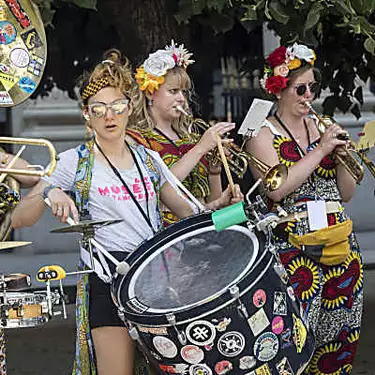Το πάρτι στο δρόμο της Γαλλίας Fête de la Musique χορεύει στους Ολυμπιακούς ρυθμούς
