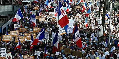 Χιλιάδες διαδηλωτές εναντίον της γαλλικής κάρτας υγείας Covid για πέμπτη συνεχόμενη εβδομάδα