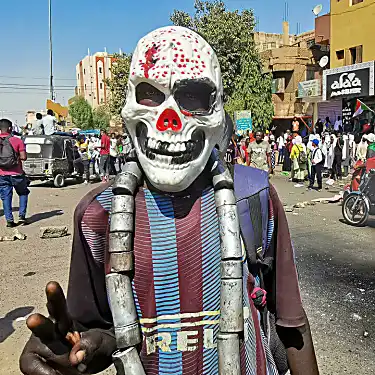 Οι δυνάμεις ασφαλείας του Σουδάν εκτοξεύουν δακρυγόνα καθώς χιλιάδες διαδηλώνουν για πραξικόπημα