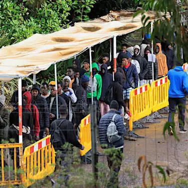 Η Ισπανία αντιμετωπίζει αύξηση ρεκόρ μεταναστών που φτάνουν στα Κανάρια Νησιά