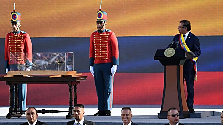 El presidente de Colombia, Gustavo Petro, ordena traer la espada de Bolívar durante su investidura: "Que nunca más esté retenida"
