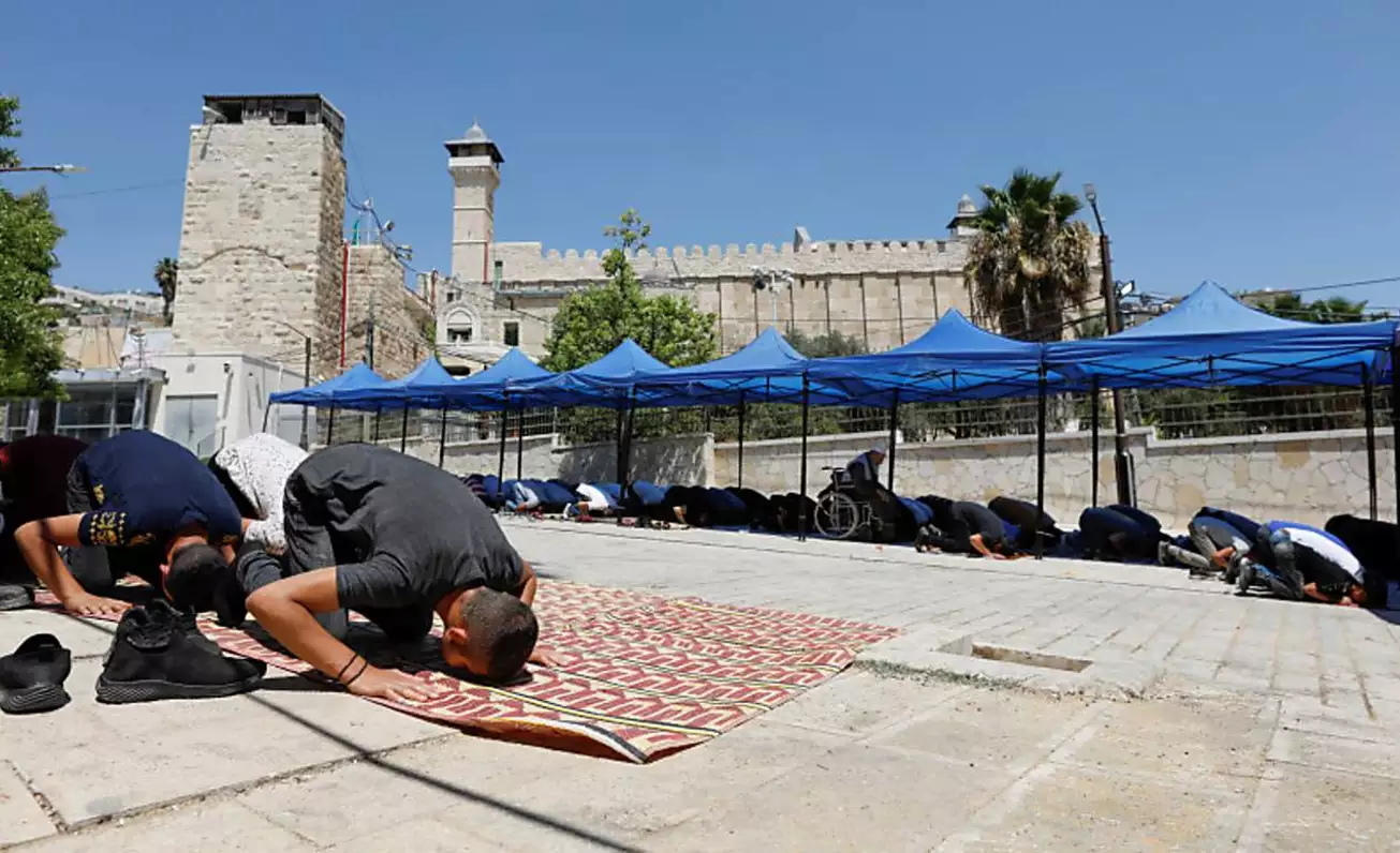 Israeli flag removed from Tomb of Patriarchs during prayer service