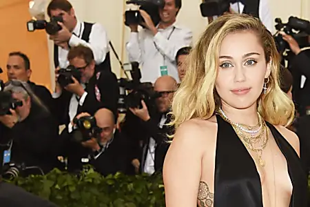 Η Miley Cyrus Remembers Dress που πίστευε ότι θα τελείωνε τη μουσική καριέρα της