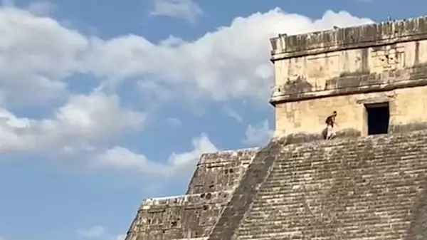 游客在禁寺跳舞