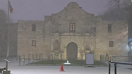 El histórico sitio de El Álamo en Texas está cubierto de nieve