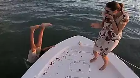 Hombre salta al agua cuando su intento de propuesta de matrimonio toma un giro inesperado