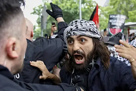 Βερολίνο: Αντι-Ισραηλινός όχλος αρπάζει αστυνομικό, τον ποδοπατά και τον αφήνει σχεδόν νεκρό Βερολίνο: Αντι-Ισραηλινός όχλος αρπάζει αστυνομικό, τον ποδοπατά και τον αφήνει σχεδόν νεκρό