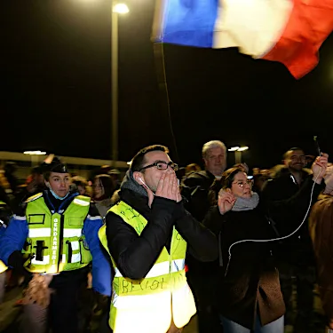 Η Γαλλία αναπτύσσει ισχυρή αστυνομική παρουσία για να μπλοκάρει «κομβόι ελευθερίας» στο Παρίσι