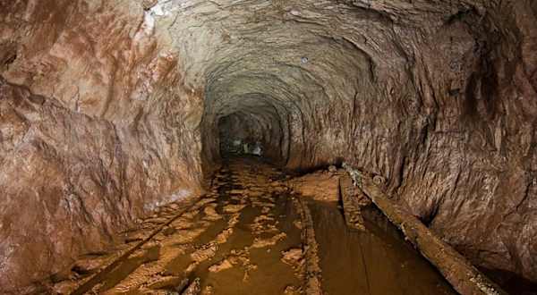 [Fotos] Homem encontra caverna perdida na sua propriedade e no dia seguinte polícia coloca algemas nele