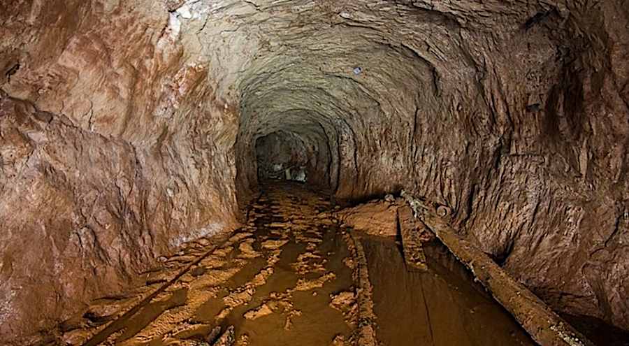 [Fotos] Homem encontra caverna perdida na sua propriedade e no dia seguinte polícia coloca algemas nele