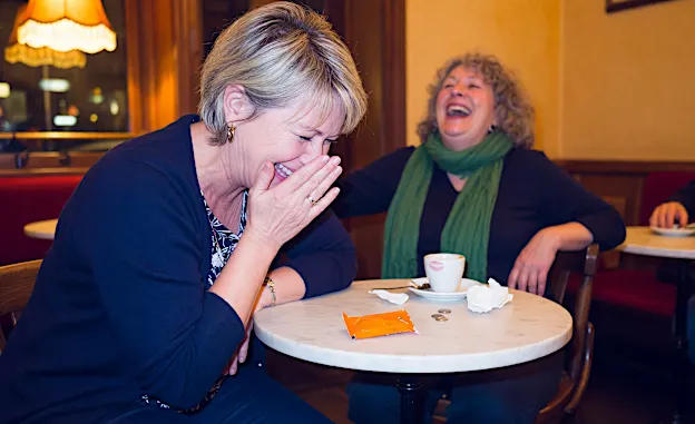 Was Experten bei anhaltendem Mundgeruch oft zuerst empfehlen