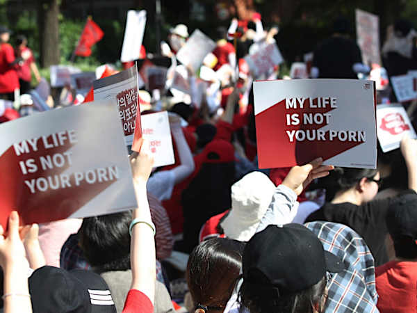 韓国女性が「盗撮ポルノ」に抗議 1万8千人がデモに参加