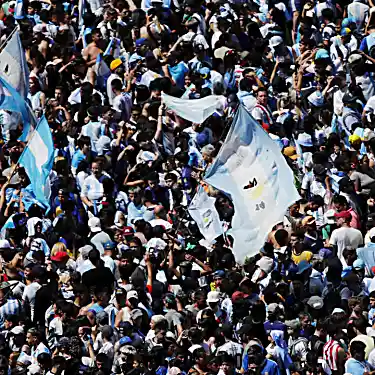 Σε εικόνες: Οι νικητές του Παγκοσμίου Κυπέλλου της Αργεντινής φτάνουν στο σπίτι τους σε ενθουσιώδη πλήθη