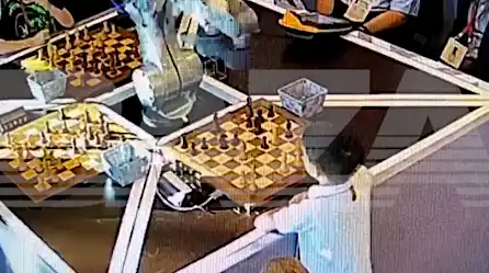 Video capta el momento en que un robot que juega ajedrez le rompe el dedo a un niño en pleno partido