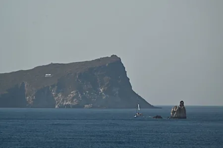 Τραυματισμός λουόμενης στο Κλέφτικο της Μήλου από αποκόλληση βράχων Τραυματισμός λουόμενης στο Κλέφτικο της Μήλου από αποκόλληση βράχων