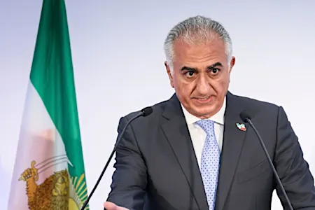 Έριξαν κόκκινη μπογιά στον Παχλαβί στη Γερμανία - «Πυρά» στην κυβέρνηση που δεν τον συνάντησε Έριξαν κόκκινη μπογιά στον Παχλαβί στη Γερμανία - «Πυρά» στην κυβέρνηση που δεν τον συνάντησε