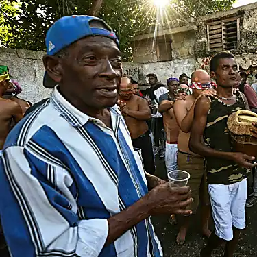 Καθώς η πανδημική κρίση δαγκώνει, οι νεαροί Κουβανοί βρίσκουν παρηγοριά σε αίρεση με αφρικανική καταγωγή