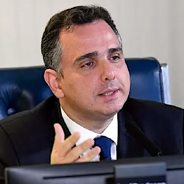 Presidente do Senado acha que decreto indultando Daniel Silveira deve ser cumprido