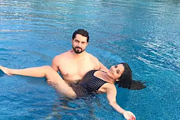 पति विक्रांत के साथ पूल में मस्ती कर रही हैं मोनालिसा, सामने आईं है खूबसूरत तस्वीरें