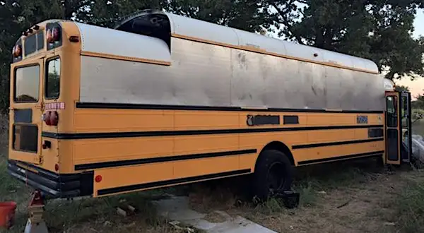 Homem transforma ônibus na casa dos sonhos; veja dentro