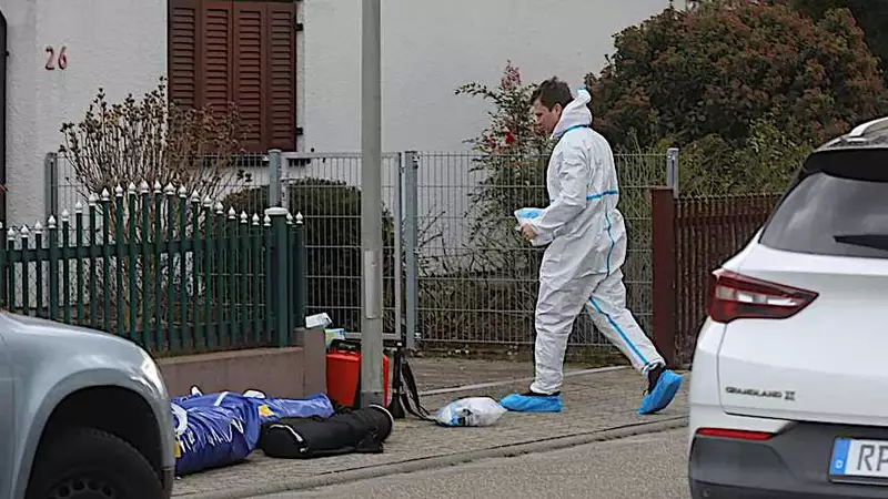 Cuando llegó la policía, el hijo volvió a apuñalar a su madre.