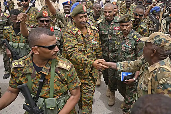 Ο αρχηγός του στρατού του Σουδάν κάνει προκλητικό λόγο, απαιτώντας τον τερματισμό της «εξέγερσης»