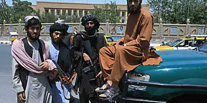 Οι Αφγανοί πολέμαρχοι παραδίδουν τους Ταλιμπάν με εκπληκτική ευκολία