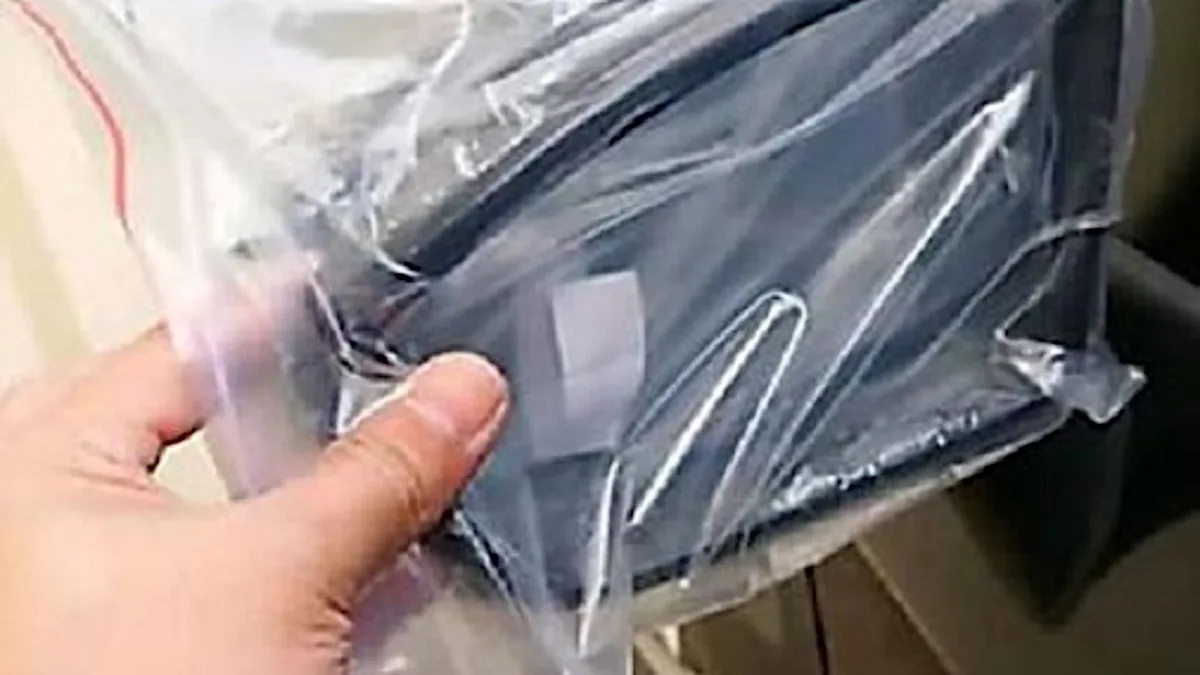 [Fotos] Siempre coloque una bolsa en el espejo retrovisor de su auto cuando viaje solo, este es el motivo