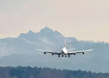 Βρέθηκαν τρύπες από σφαίρες στα φτερά μετά από πτήση της American Airlines