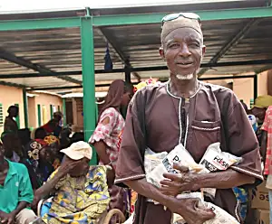 Ένας άνθρωπος ξεπερνάει τη λέπρα στη Μπουρκίνα Φάσο με τη βοήθεια θρεπτικών γευμάτων