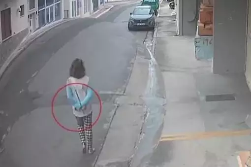 Φρίκη στη Λακωνία: Βίντεο αποτυπώνει γυναίκα να περπατά δεμένη πισθάγκωνα και ξυπόλυτη στον δρόμο