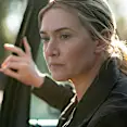 Kate Winslet afferma di aver insistito sul fatto che un "pezzo di pancia rigonfio" non fosse stato eliminato da "Mare of Easttown"
