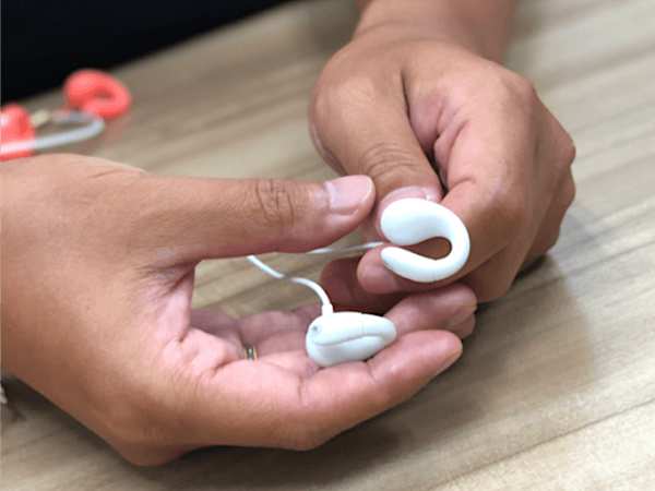 「耳を塞がずにつけられる」新感覚のイヤホンが凄いと話題