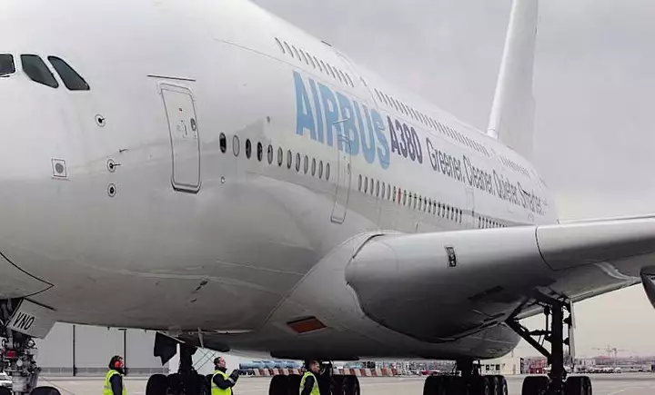 Les tronçons du dernier A380 fabriqué font leur ultime voyage vers le site Airbus de Toulouse