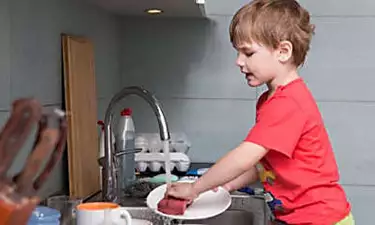 Deja que tus hijos colaboren en las tareas del hogar según su edad