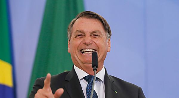 Bolsonaro cita Miriam Leitão e ironiza “a isenta imprensa brasileira”