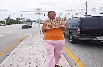 [Pics] Pregnant Beggar Was Asking for Help, But Then One Woman Followed Her