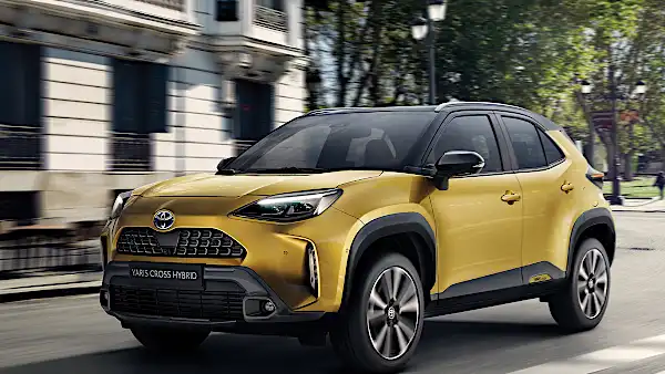 Nuova Toyota Yaris Cross Hybrid sta arrivando. Guidala per primo.