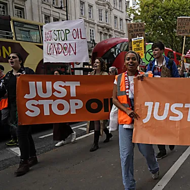 Οι βρετανοί διαδηλωτές για το κλίμα δεν πτοήθηκαν παρά τις κυβερνητικές απειλές