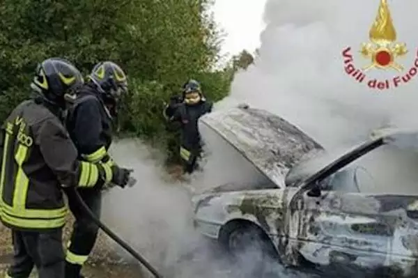 Quattro persone trovate senza vita in un’auto sulla statale 106: indagini in corso ad Amendolara Quattro persone trovate senza vita in un’auto sulla statale 106: indagini in corso ad Amendolara