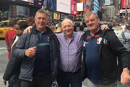 Una mujer tomó una foto de tres irlandeses en Times Square; a Twitter le tomó menos de una hora identificarlos Una mujer tomó una foto de tres irlandeses en Times Square; a Twitter le tomó menos de una hora identificarlos