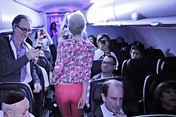 [Pics] Woman Caused Quite A Stir In The Plane After Everyone Saw What She Was Wearing